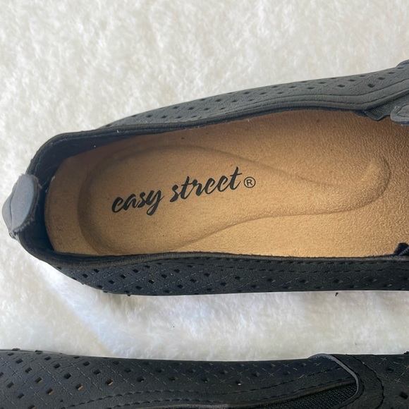 Easy Street - women’s black perforated slip-on shoes NwoT - Picture 3 of 3